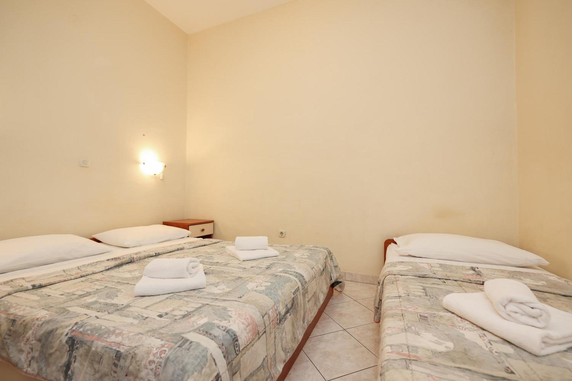 Beachfront Apartments Jermen Sukosan Bagian luar foto