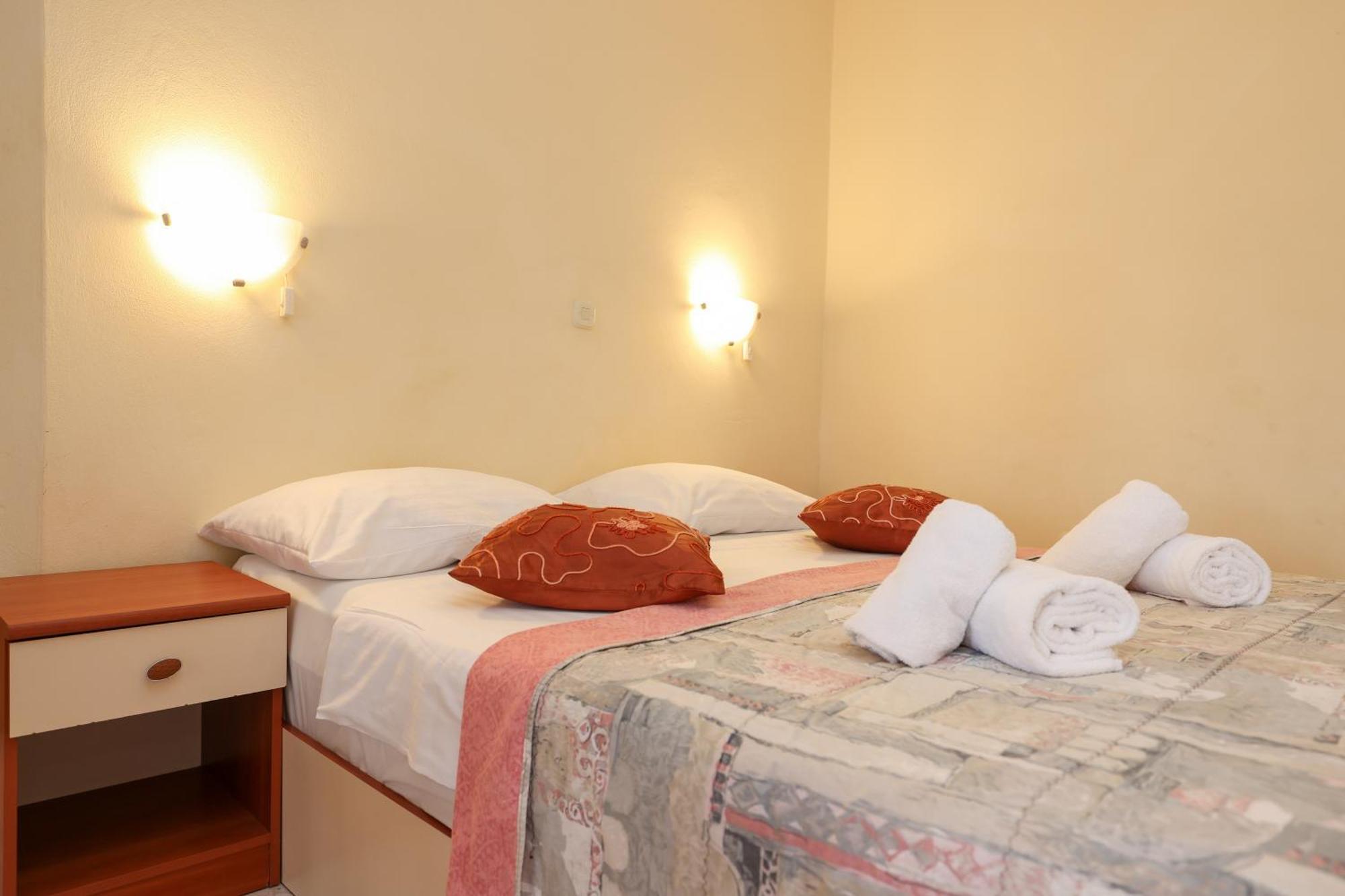 Beachfront Apartments Jermen Sukosan Bagian luar foto