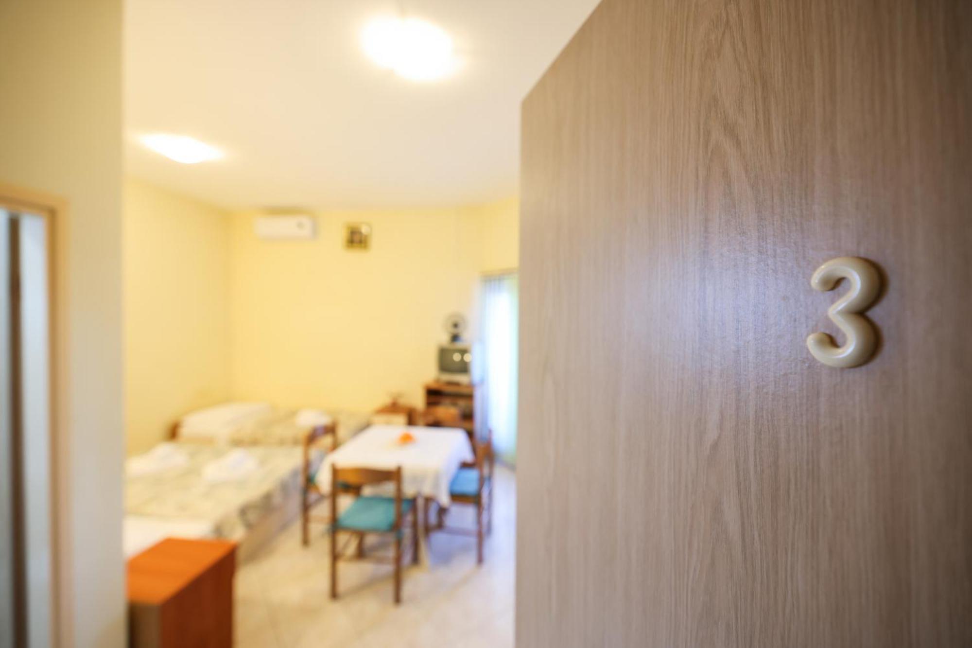 Beachfront Apartments Jermen Sukosan Bagian luar foto