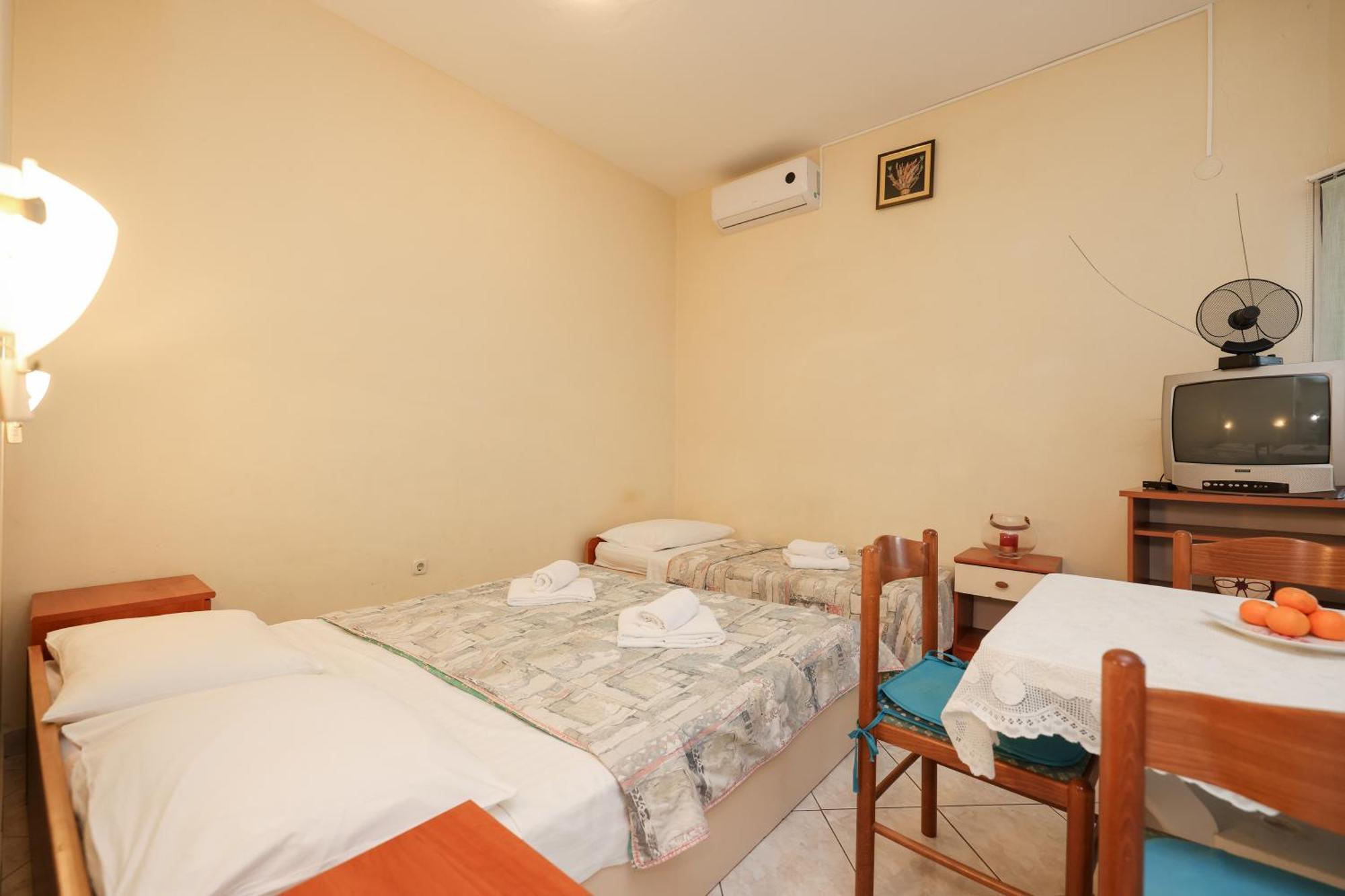 Beachfront Apartments Jermen Sukosan Bagian luar foto