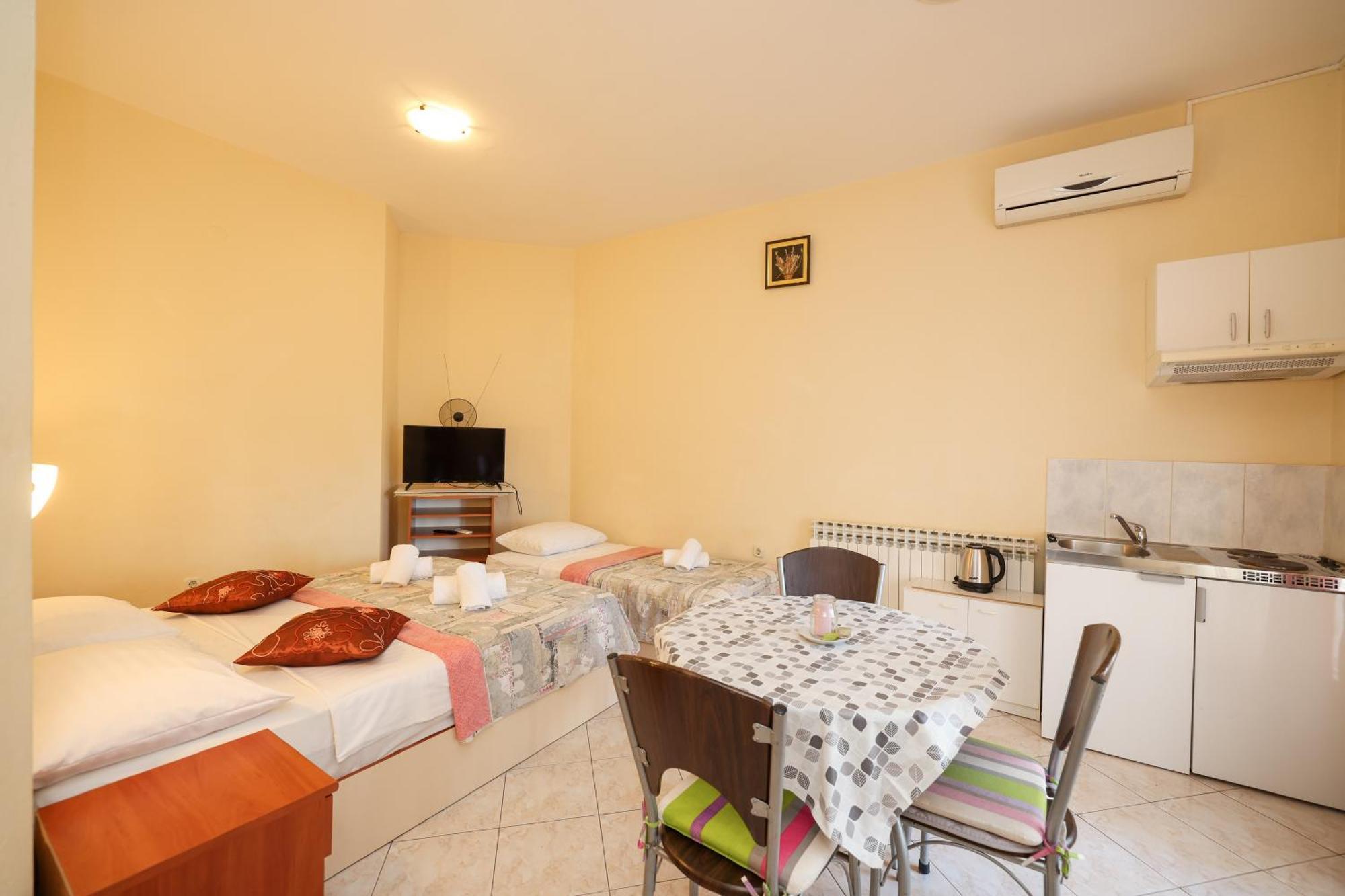 Beachfront Apartments Jermen Sukosan Bagian luar foto